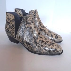 NEW! Seychelles snake skin reptile print leather ankle boots